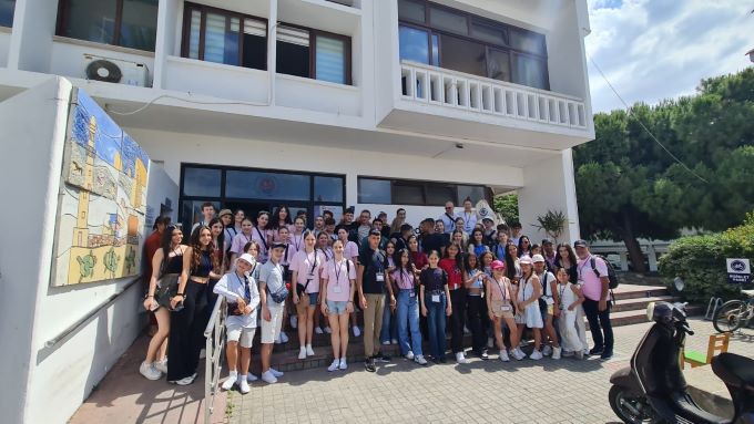 Girne’de çocuklar “dünya barışı” için resim yaptı