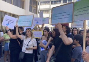 “Kıbrıs yurdumuz, kimlik hakkımız”: Başvuru almayan makamlara karşı protesto