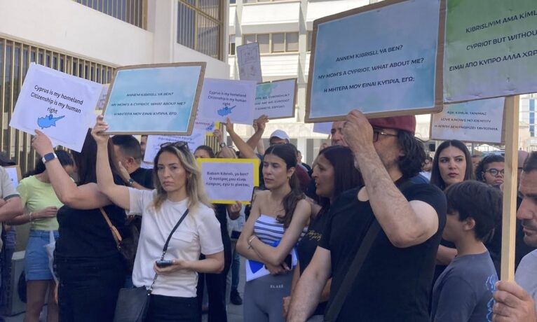 “Kıbrıs yurdumuz, kimlik hakkımız”: Başvuru almayan makamlara karşı protesto