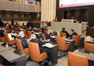 Meclis’te gerginlik tırmandı, oturuma ara verildi