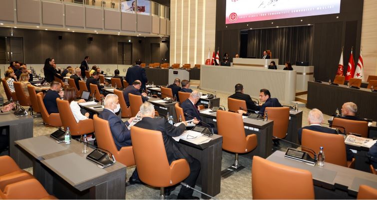 Meclis’te gerginlik tırmandı, oturuma ara verildi