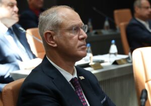Hasipoğlu: “Tutuklu yargılama Meclis çalışmalarını aksatır, biz sadece erteleme öneriyoruz”