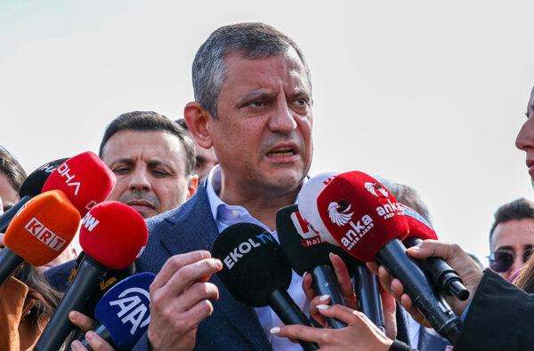 Özgür Özel: “Bir yandan ‘barış’ derken, diğer yandan muhalefete savaş açılması kabul edilemez”
