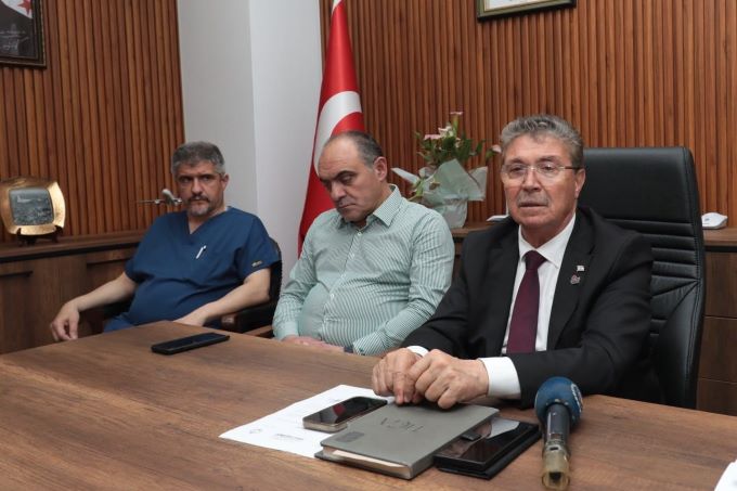 Üstel, TEKNOFEST’te üstlerine demir kule devrilen yaralıları hastanede ziyaret etti