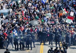Trump’tan düzensiz göçmenlere tehdit: “Tükürürlerse vururuz”
