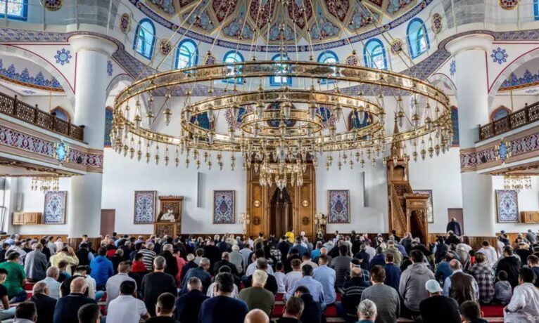 Hristiyanların sayısı azalıyor, Müslümanların sayısı artışta