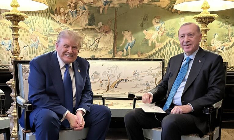 İkinci dönemin ilk görüşmesi: Erdoğan-Trump mutlu