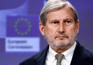 AB Temsilcisi Johannes Hahn, Kıbrıs’a geliyor: Hristodulidis ile görüşecek