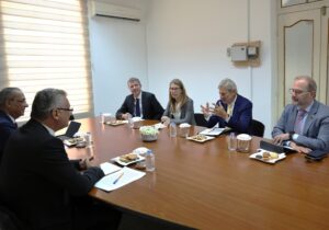 Erhürman, AB Kıbrıs Özel Temsilcisi Hahn ile görüştü: Sorunlar masaya yatırıldı