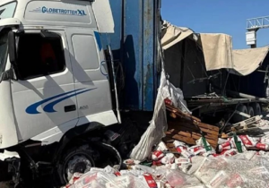 Karşı şeride geçen tır zincirleme kazaya neden oldu: Yol trafiğe kapandı