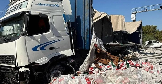 Karşı şeride geçen tır zincirleme kazaya neden oldu: Yol trafiğe kapandı