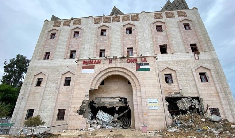 İsrail ordusunun Gazze’de evini bombaladığı hastane müdürü hayatını kaybetti