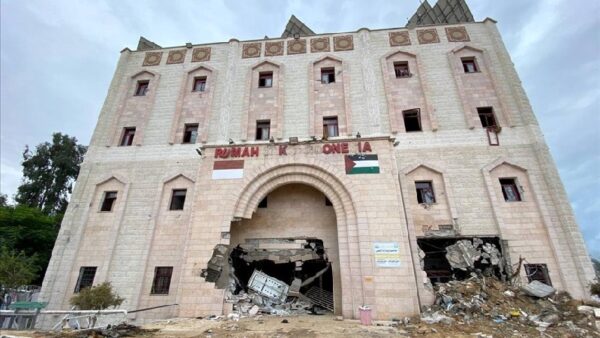 İsrail ordusunun Gazze’de evini bombaladığı hastane müdürü hayatını kaybetti