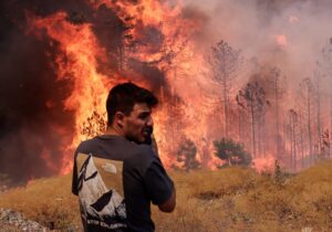Türkiye’de yangınlar sürüyor: Halk nöbette, gece müdahalesi pet şişeyle