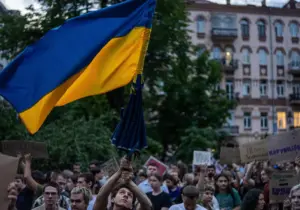 Zelenskiy’nin yolsuzlukla mücadele kurumlarını zayıflatan yasa tasarısını imzalaması protesto edildi