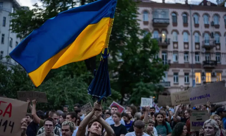 Zelenskiy’nin yolsuzlukla mücadele kurumlarını zayıflatan yasa tasarısını imzalaması protesto edildi