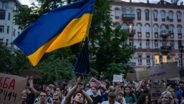 Zelenskiy’nin yolsuzlukla mücadele kurumlarını zayıflatan yasa tasarısını imzalaması protesto edildi