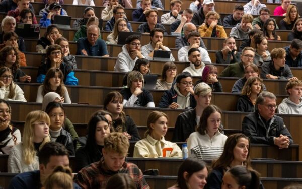 Avrupa gençliğinin demokrasiye güveni azalıyor