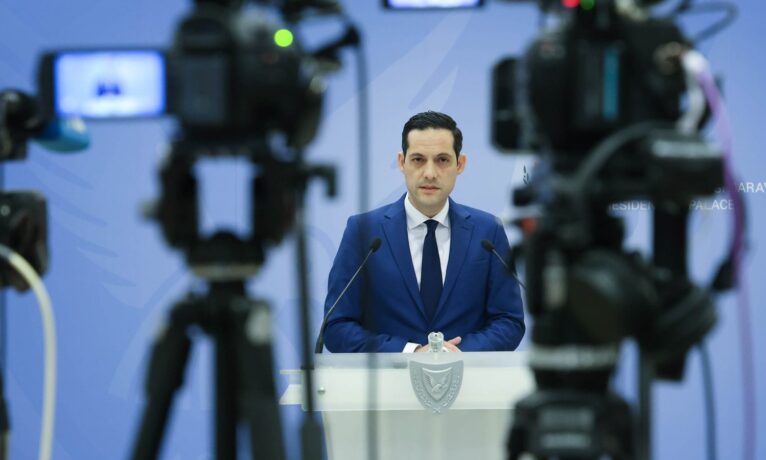 Halk istifa bekliyor, Hükümet Sözcüsü: “Kimse memnun değil“