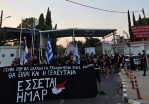 Bayrak yakmak isteyen fanatiklere polis engeli