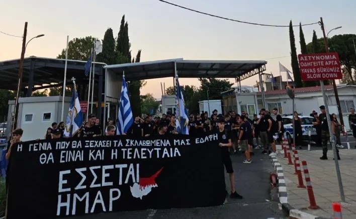 Bayrak yakmak isteyen fanatiklere polis engeli
