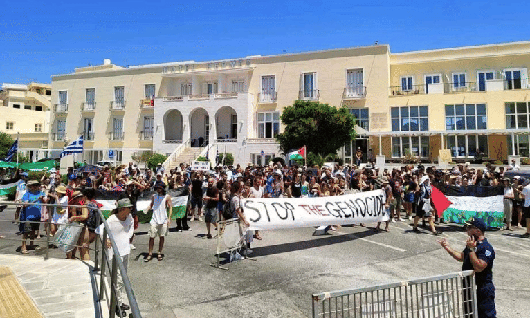 Yunanistan’da halk İsrail gemisine geçit vermedi: ‘Gazze yanarken burada tatil yapamazsınız!’