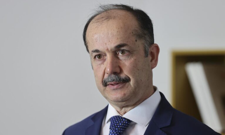 Kıbrıs’ta da şubesi olan, devletle protokoller imzalayan Yunus Emre Enstitüsü’nün eski Başkanı Şeref Ateş tutuklandı