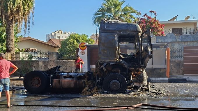 Mağusa’da balya yüklü tır alev aldı
