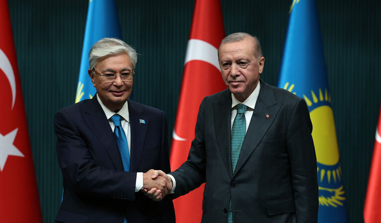 Erdoğan’dan Kazakistan Cumhurbaşkanı Tokayev’e ‘Kıbrıs Türkleri’ mesajı