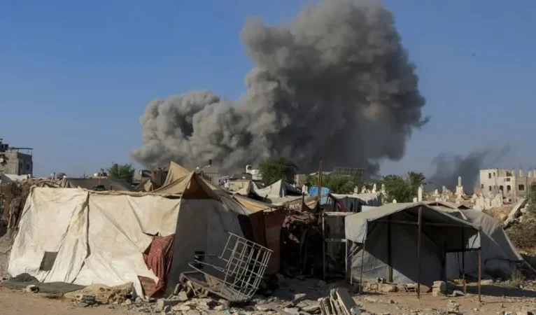 İsrail, planlanan saldırı öncesinde Gazze Şehri’ni bombaladı