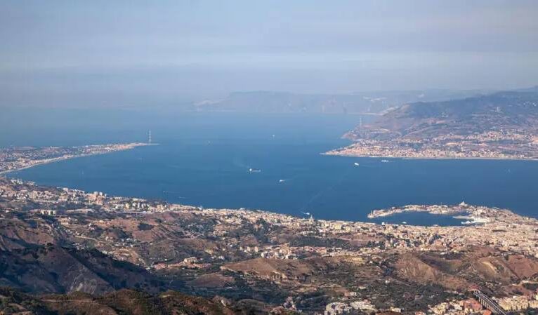 Sicilya’da binlerce kişi İtalya ile Sicilya’yı bağlayacak köprüyü protesto etti