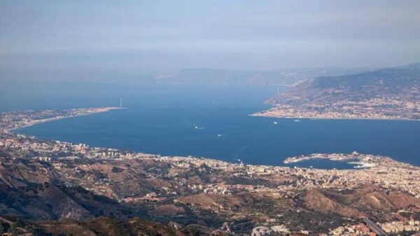 Sicilya’da binlerce kişi İtalya ile Sicilya’yı bağlayacak köprüyü protesto etti