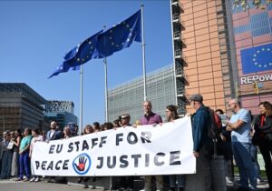 Avrupa Komisyonu çalışanları, AB’nin İsrail’e yönelik pasif tavrını kınamak için eylem yaptı