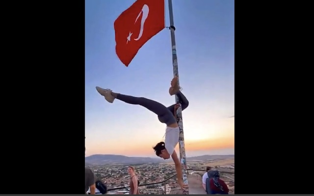Türkiye bayrağında direk dansına soruşturma!