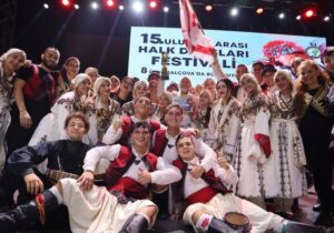 İskele Belediyesi Halk Dansları Topluluğu Balçova’da birinci oldu