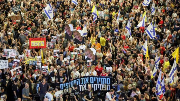 Binlerce İsrailli, Tel Aviv’de Netanyahu’yu protesto etti