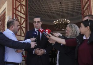 Dışişleri Bakanı Kombos: “Türkiye, Gazze yardımlarını engelliyor“