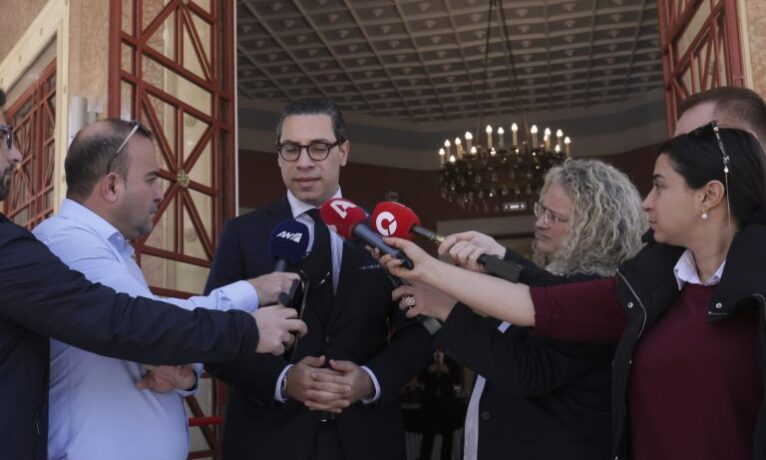 Dışişleri Bakanı Kombos: “Türkiye, Gazze yardımlarını engelliyor“