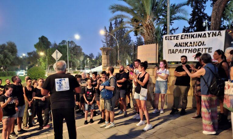 Cumhurbaşkanlığı önünde yangın protestosu