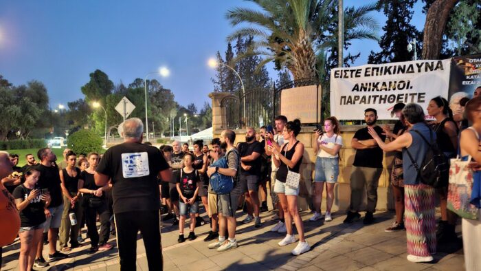 Cumhurbaşkanlığı önünde yangın protestosu