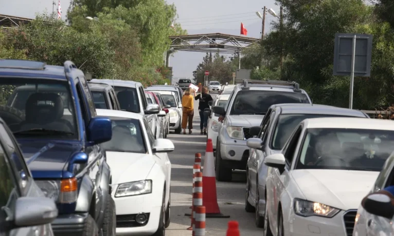 Güney basını: Beş Rum’un tutuklanmasına rağmen geçişlerde düşüş yaşanmadı