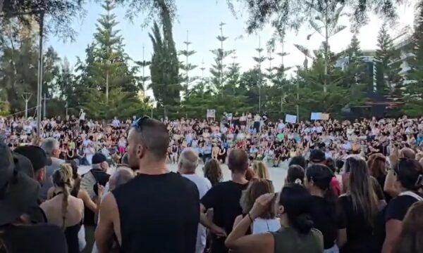Limasol’da yüzlerce kişi sokağa indi: “Üç hükümet de bu felaketten sorumlu, Kıbrıs’ın % 3,5’i kül oldu”