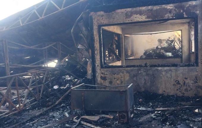 Lefkoşa Sanayi Bölgesi’ndeki yangında elektronik, tekstil ve içki ürünleri kül oldu