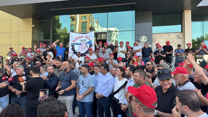 Güröz: “Memleketi idari açıdan Elçilik, mali açıdan Merkez Bankası yönetiyor!”