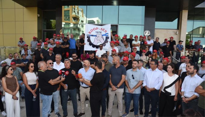 Koop-Sen: Maaşlarla ilgili resmi bildirim yok, grev yarın Başbakanlık önünde devam edecek!
