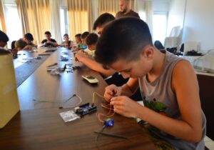 Lefke’de Robotik Kodlama Atölyesi başladı: Öğrenciler hem öğreniyor hem üretiyor