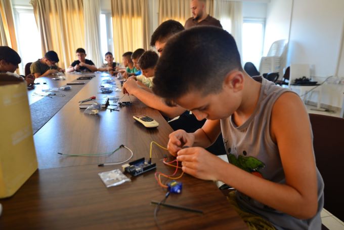 Lefke’de Robotik Kodlama Atölyesi başladı: Öğrenciler hem öğreniyor hem üretiyor