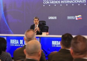 Maduro dünyaya seslendi: “Bin 200 füze taşıyan sekiz ABD savaş gemisi Venezuela’yı hedef almış durumda. Bu kanlı bir tehdit”