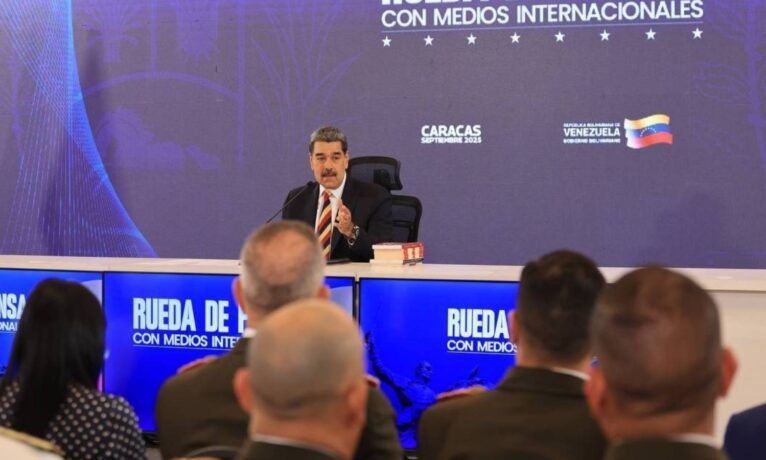 Maduro dünyaya seslendi: “Bin 200 füze taşıyan sekiz ABD savaş gemisi Venezuela’yı hedef almış durumda. Bu kanlı bir tehdit”