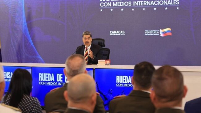 Maduro dünyaya seslendi: “Bin 200 füze taşıyan sekiz ABD savaş gemisi Venezuela’yı hedef almış durumda. Bu kanlı bir tehdit”